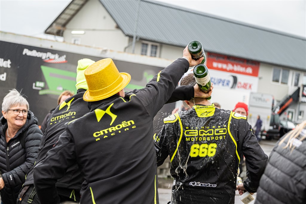 Champagne og guldfest hos CMD Motorsport.